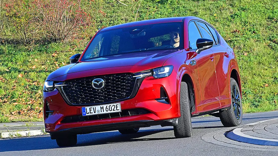 Blick von schräg vorne auf den fahrenden Mazda CX-60.