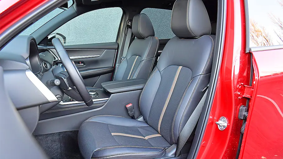 Blick auf die Vordersitze im Innenraum des Mazda CX-60.