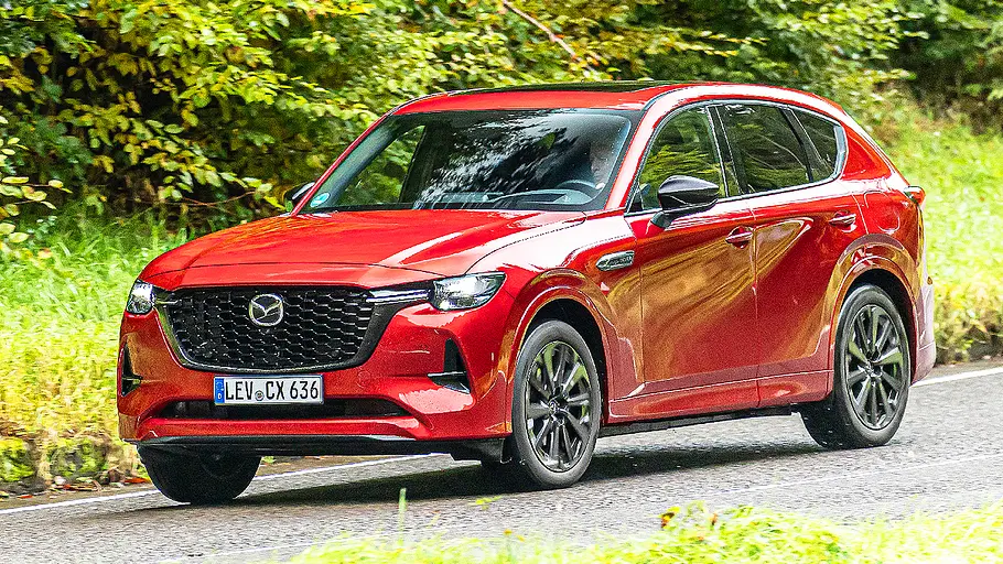 Mazda CX-60 Blick von schräg vorne auf den fahrenden Mazda CX-60.
