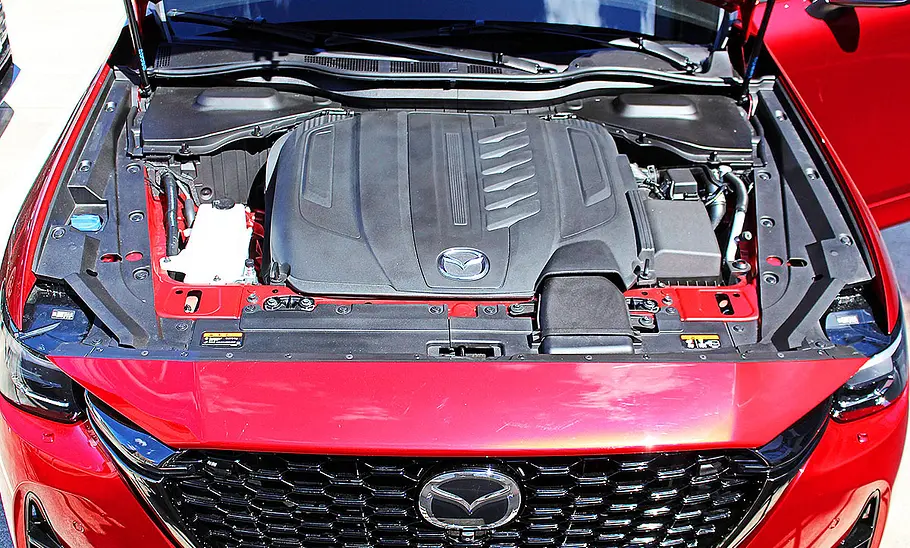 Blick in den Motorraum des Mazda CX-60.
