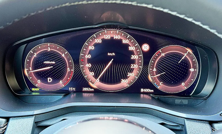 Blick auf die Armaturen im Innenraum des Mazda CX-60.