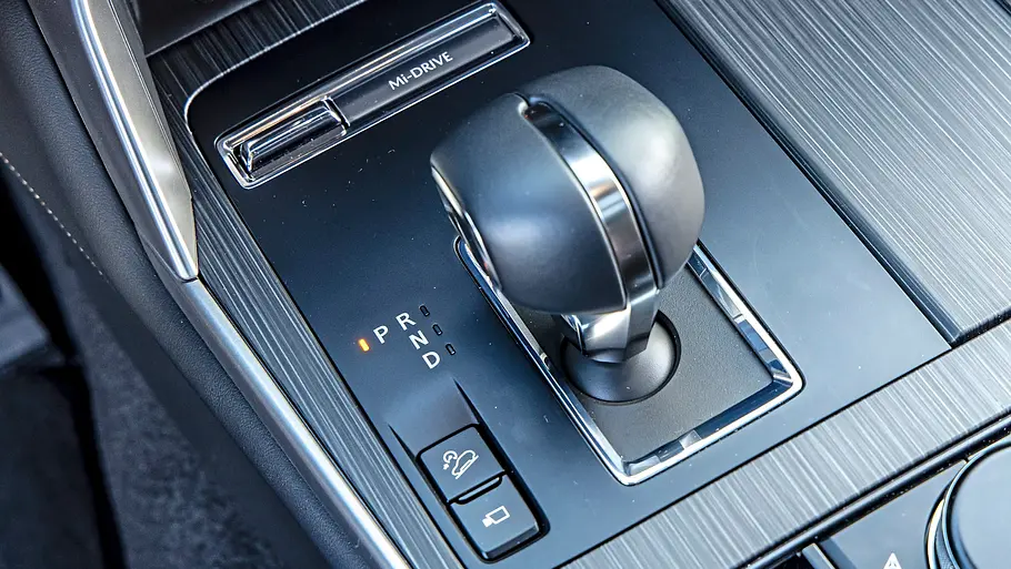 Blick auf den Gangwahlhebel des Mazda CX-60 e-Skyactiv D 254 AWD.
