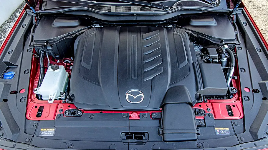 Blick in den Motorraum des Mazda CX-60 e-Skyactiv D 254 AWD.