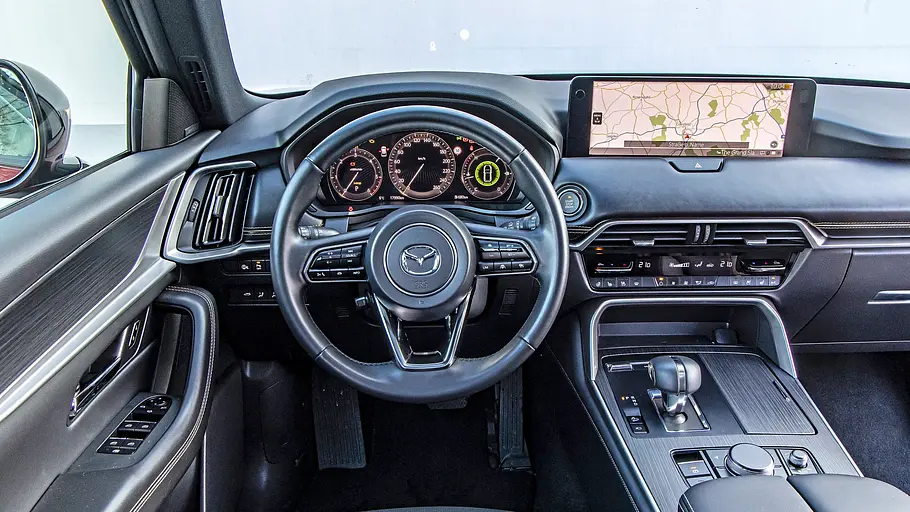Blick auf das Cockpit des Mazda CX-60 e-Skyactiv D 254 AWD.
