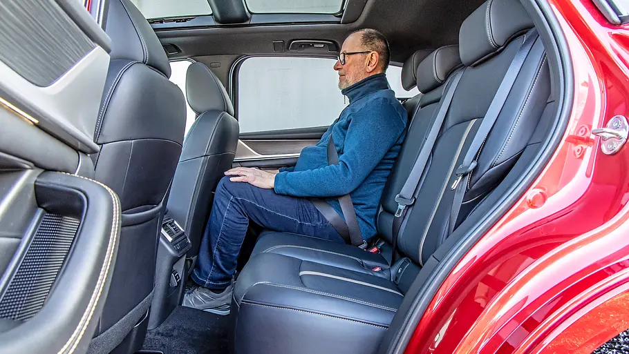 Blick auf die Rückbank des Mazda CX-60 e-Skyactiv D 254 AWD, auf der eine Person sitzt.