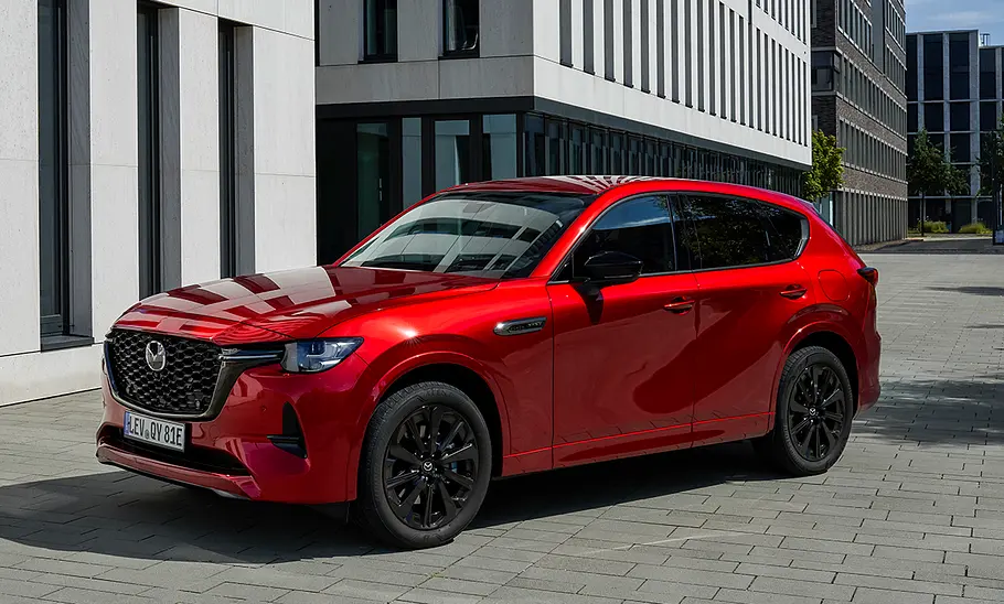 Der Mazda CX-60 stehend vor einem Gebäude.
