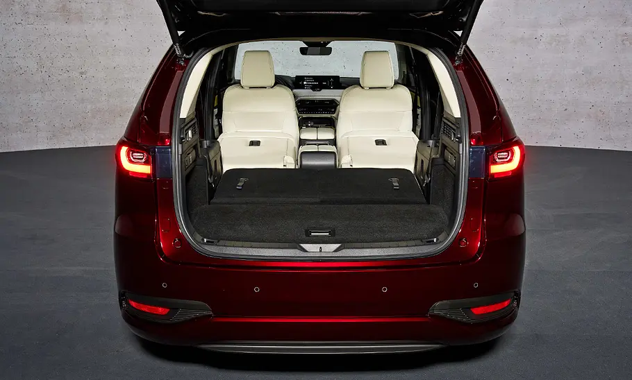 Mazda CX-80 (2024); SUV, rotes Auto,  Innenraum, Fond, Kofferraum