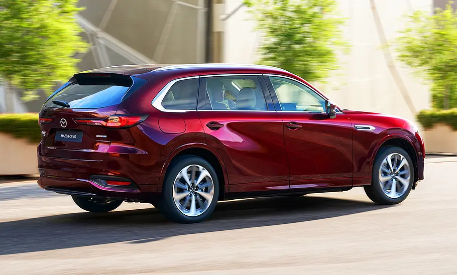 Mazda CX-80 (2024); SUV, rotes Auto, sonnige Umgebung, Heckansicht, Seitenansicht, fahrendes Auto, Bewegung