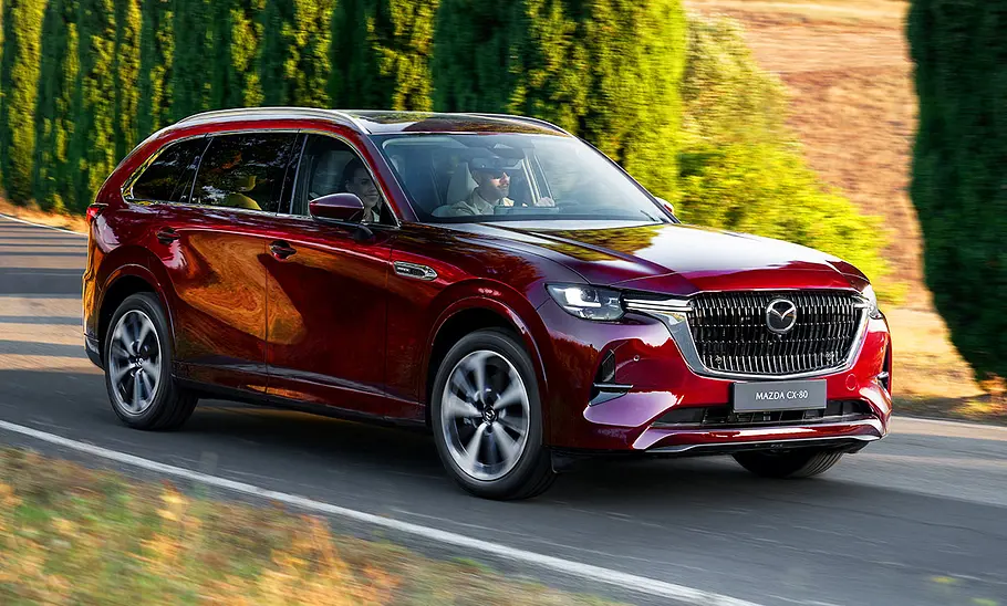 Mazda CX-80 (2024); SUV, rotes Auto, sonnige Umgebung, Frontansicht, Seitenansicht, fahrendes Auto, Bewegung