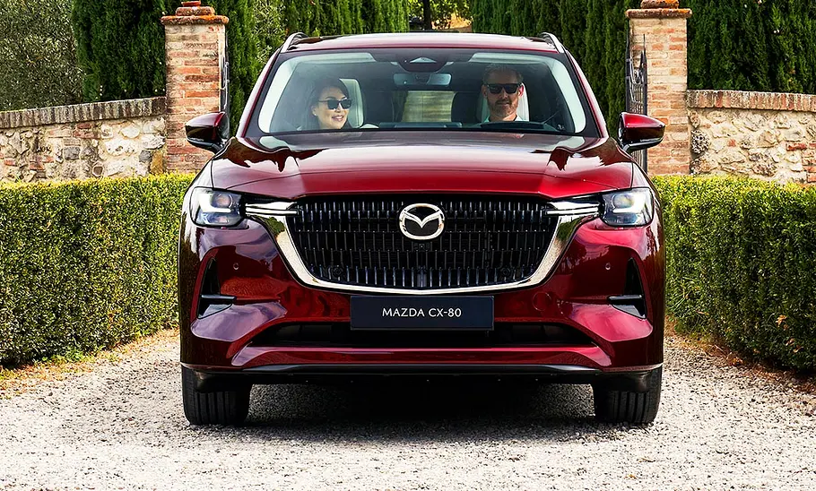 Mazda CX-80 (2024); SUV, rotes Auto, sonnige Umgebung, Frontansicht