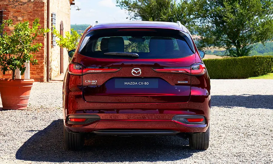 Mazda CX-80 (2024); SUV, rotes Auto, sonnige Umgebung, Heckansicht