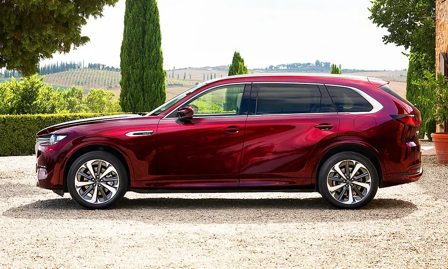 Mazda CX-80 (2024); SUV, rotes Auto, sonnige Umgebung, Seitenansicht, Profilansicht