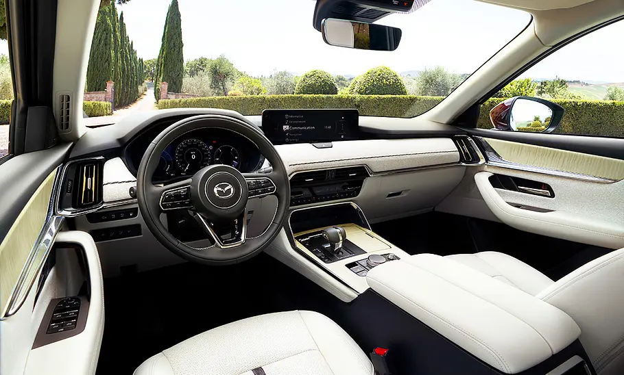 Mazda CX-80 (2024); SUV, rotes Auto, sonnige Umgebung, Cockpit, Innenraum, Armaturen, Armaturenbrett, Mittelkonsole
