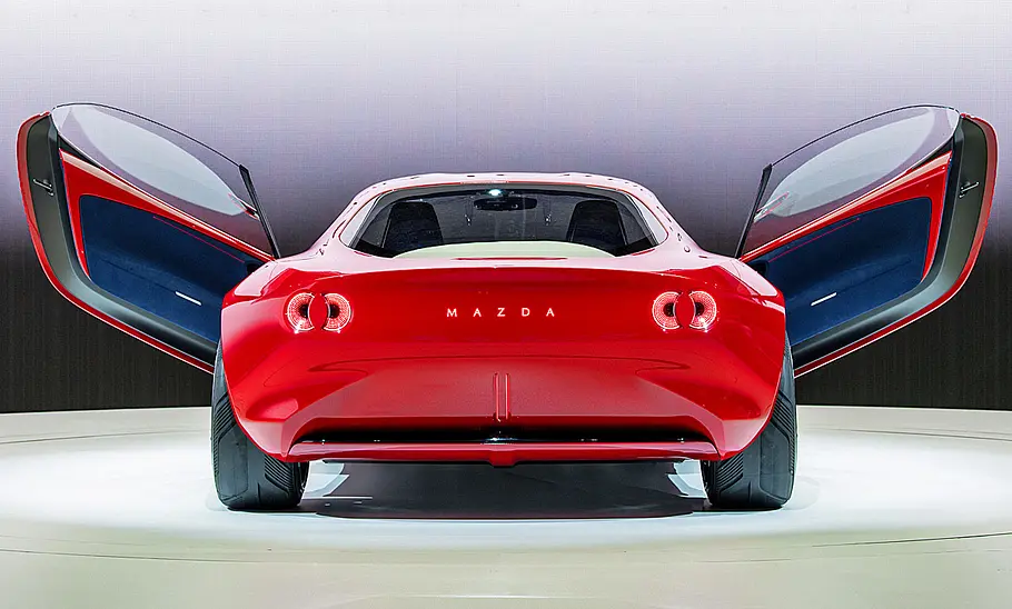 Mazda Iconic SP (2023) Mazda Iconic SP (2023) von hinten mit geöffneten Türen im Studio fotografiert.