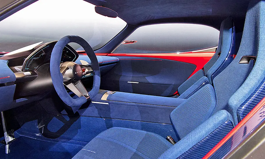 Mazda Iconic SP (2023) Die Vordersitze und das Cockpit des Mazda Iconic SP (2023) durch die geöffnete linke Tür fotografiert.