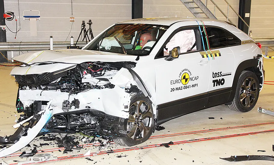 Mazda MX-30 e-Skyactiv EV (2020) Ein Mazda MX-30 e-Skyactiv EV (2020) hat nach einem Crashtest einen Unfallschaden an der Front.