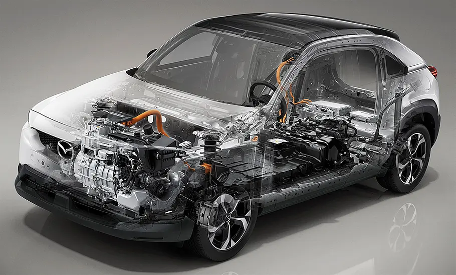 Eine Animation stellt die Karosserie des Mazda MX-30 e-Skyactiv R-EV (2023) durchsichtig dar, um einen Blick auf den Antriebsstrang zu ermöglichen.