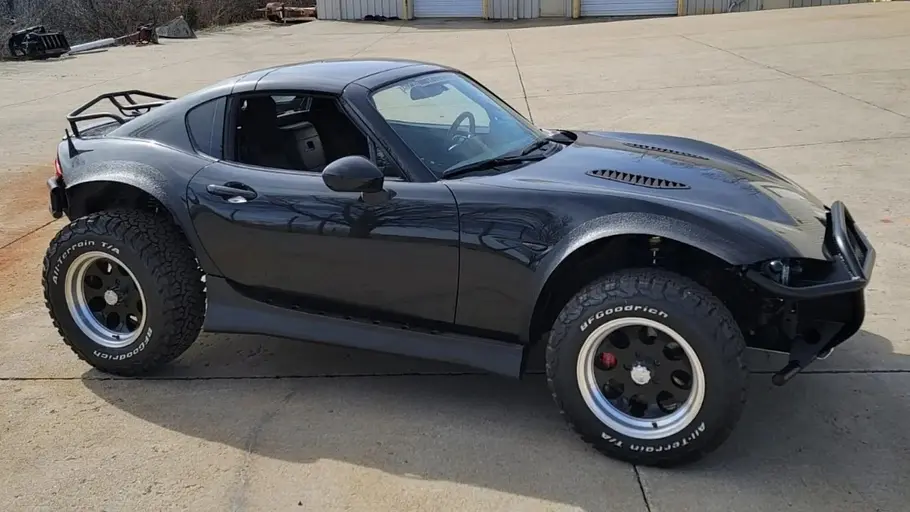 Der Mazda MX-5 von Paco Motorsports stehend von schräg vorne.