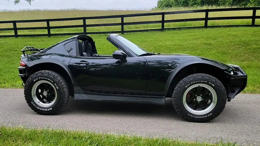 Der Mazda MX-5 von Paco Motorsports stehend seitlich.