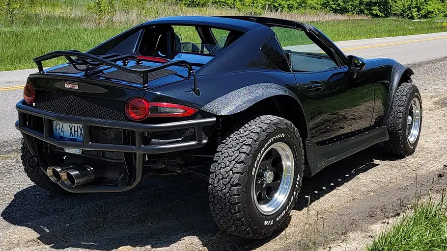 Der Mazda MX-5 von Paco Motorsports stehend von schräg hinten.