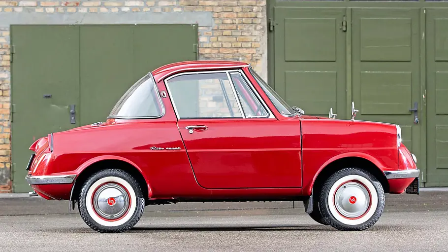 Mazda R360 Coupé Mazda R360 Coupé statisch von der Seite fotografiert.
