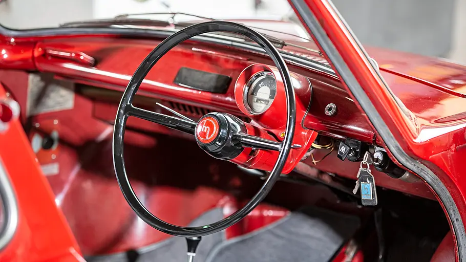 Mazda R360 Coupé Das Cockpit des Mazda R360 Coupé
