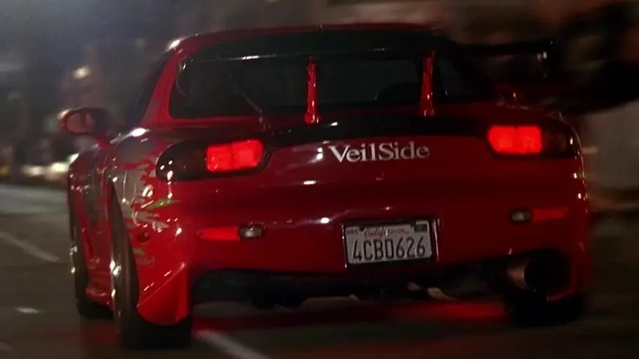 Der Mazda RX-7 von Dominic Toretto fahrend von hinten