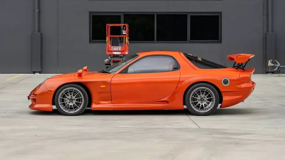 Mazda RX-7 mit Porsche-Look, fotografiert von der Seite.