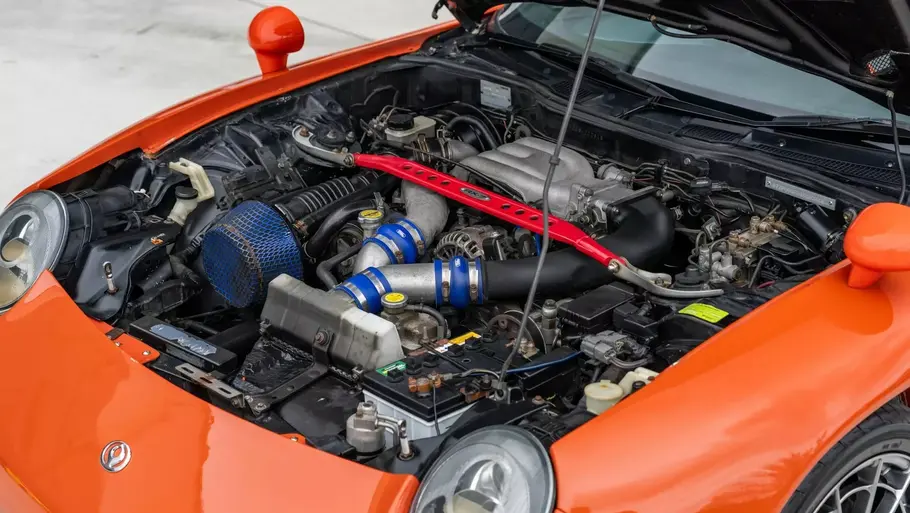 Motor des Mazda RX-7 mit Porsche-Look, fotografiert von schräg oben.