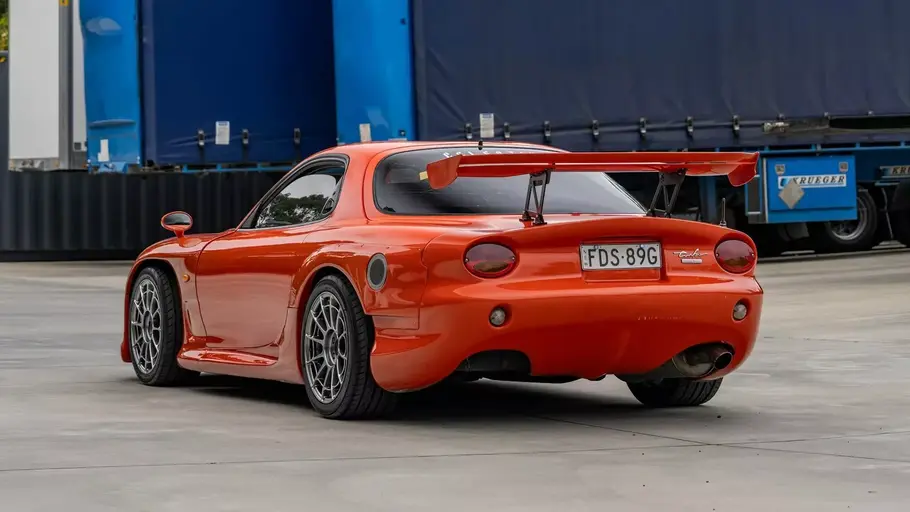 Mazda RX-7 mit Porsche-Look, fotografiert von schräg hinten.
