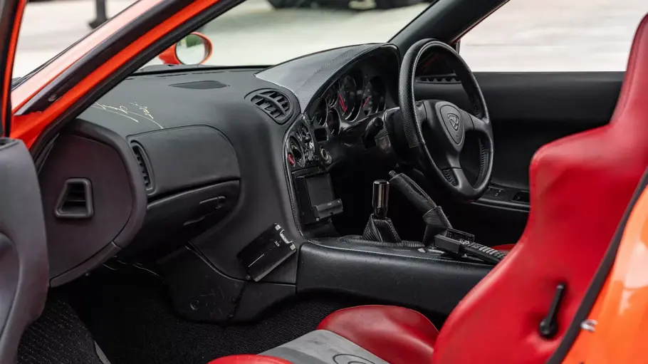 Innenraum des Mazda RX-7 mit Porsche-Look, fotografiert von links.