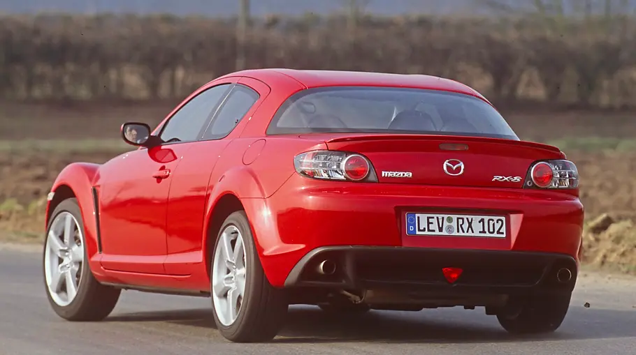 Mazda RX-8 fahrend von schräg hinten fotografiert. 