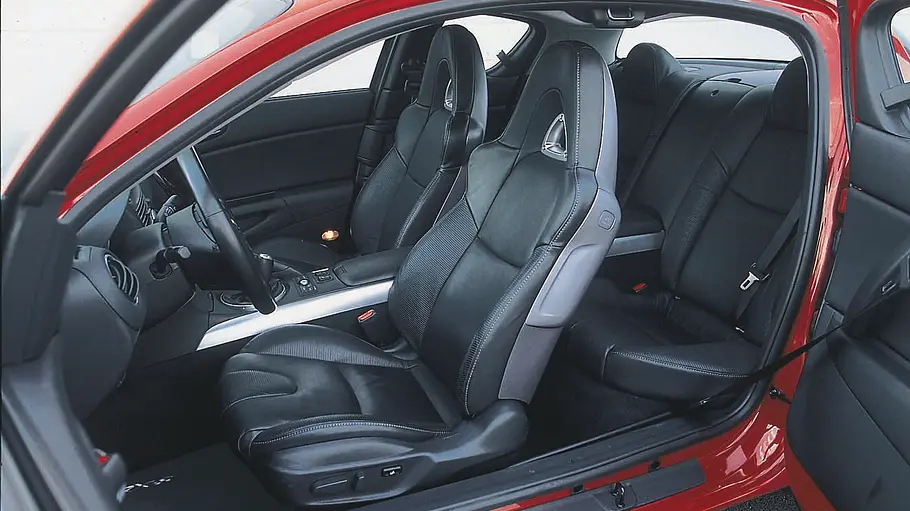 Der Innenraum des Mazda RX-8. 