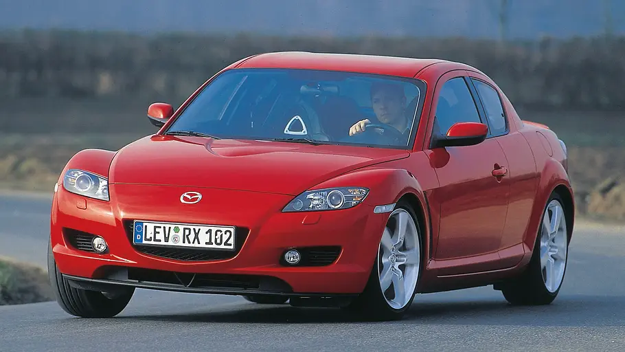 Mazda RX-8 fahrend von schräg vorne fotografiert. 