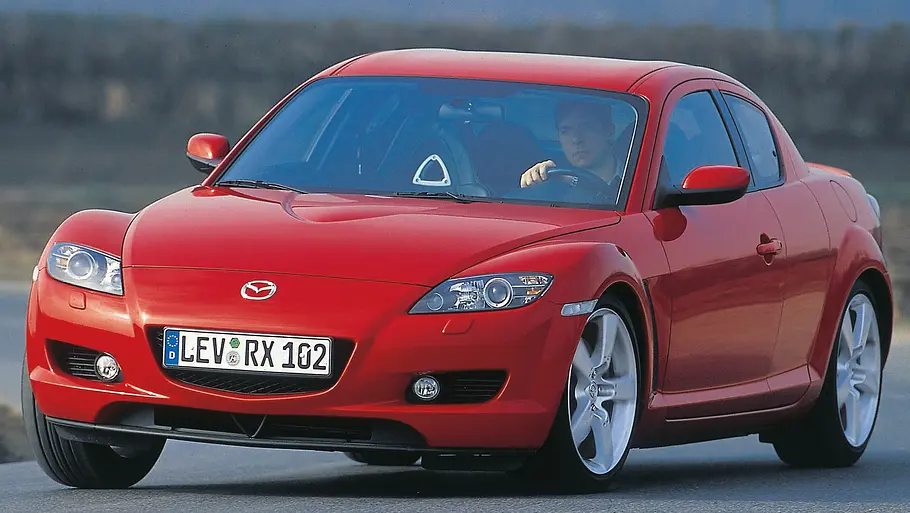 Mazda RX-8 fahrend von schräg vorne fotografiert. 