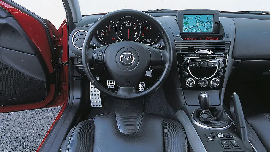 Das Cockpit des Mazda RX-8. 