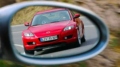 Mazda RX-8 im Rückspiegel - Foto: AUTO ZEITUNG Archiv