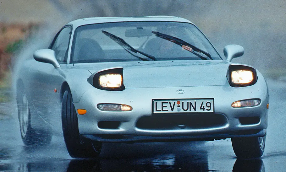 Der Mazda RX-7 fahrend von schräg vorne fotografiert.