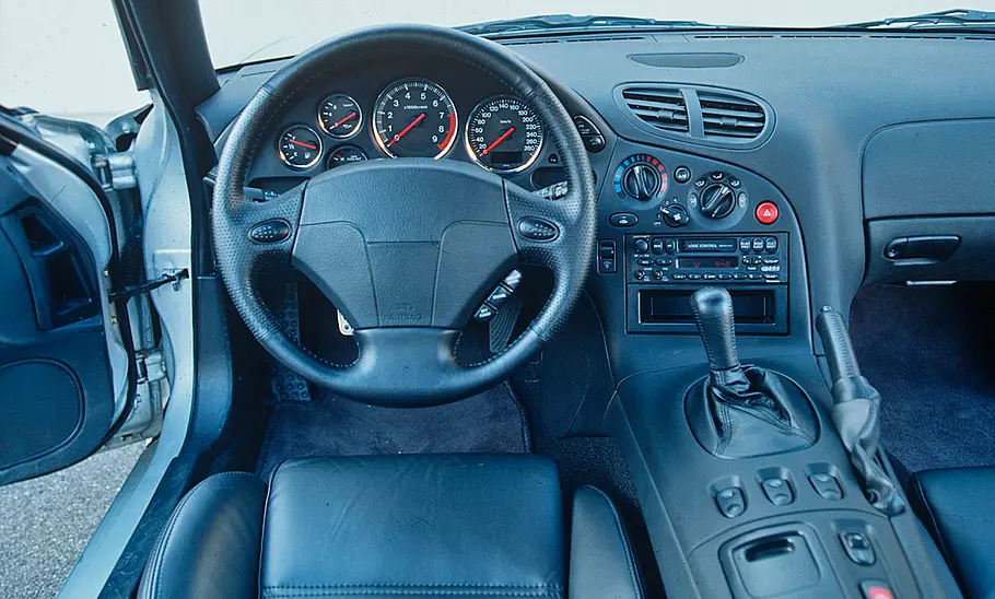 Mazda RX-7 Das Cockpit des Mazda RX-7.