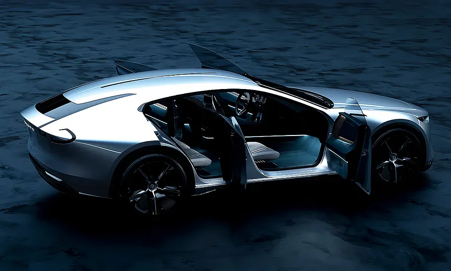 Mazda Vision X-Coupé (2025) Blick von schräg hinten auf den Mazda Vision X-Coupé (2025), der alle seine Türen geöffnet hat.