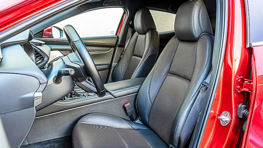 Mazda3 Blick auf die Vordersitze im Innenraum des Mazda3.