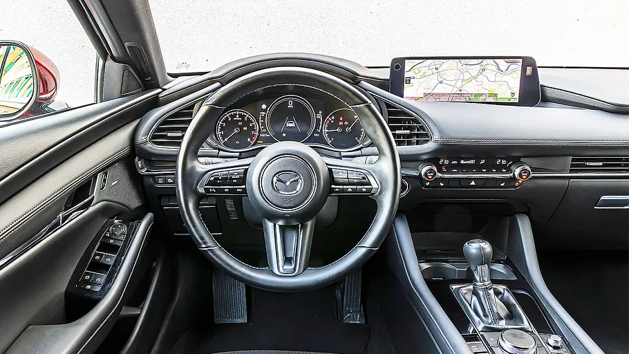 Mazda3 Blick auf die Armaturenlandschaft im Cockpit des Mazda3.