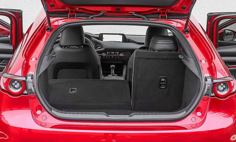 Der Kofferraum des Mazda3 (2019) mit teilweise umgeklappter Rücksitzbank.