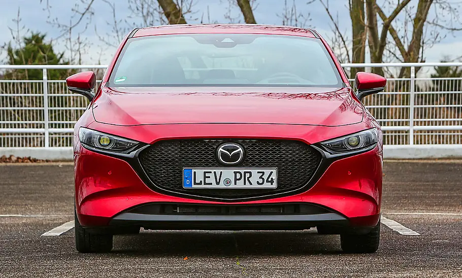 Der Mazda3 (2019), statisch von vorne fotografiert.