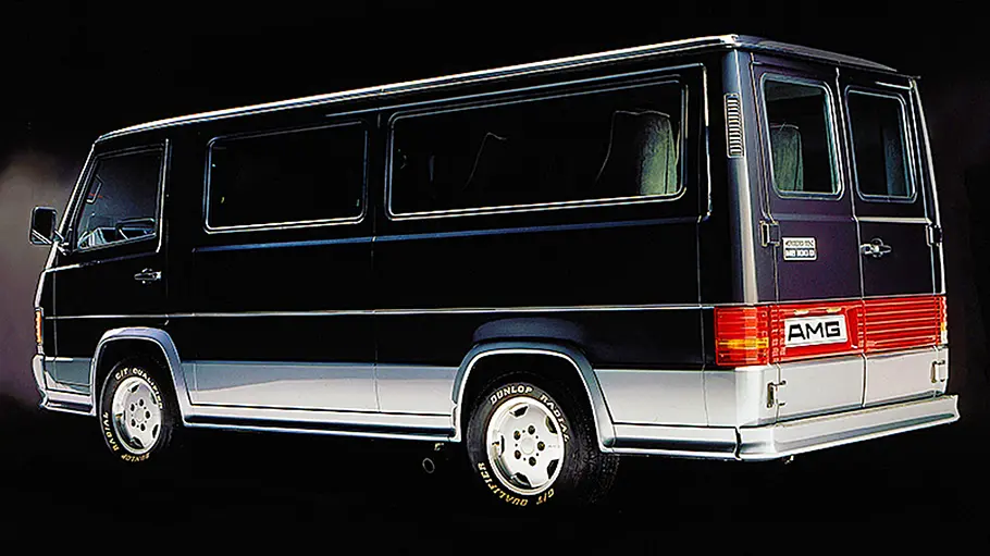 Mercedes MB 100 AMG Der Mercedes MB 100 AMG statisch von schräg hinten.
