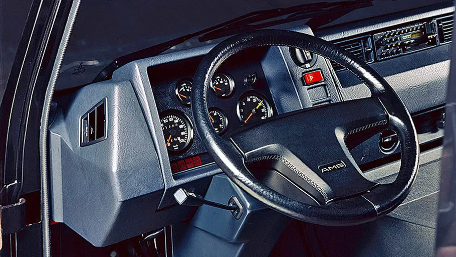 Mercedes MB 100 AMG Das Cockpit des Mercedes MB 100 AMG.