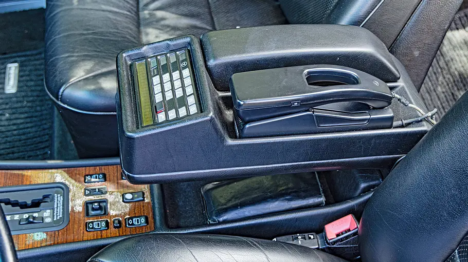 Mercedes 420 SEL Das Autotelefon des Mercedes 420 SEL.