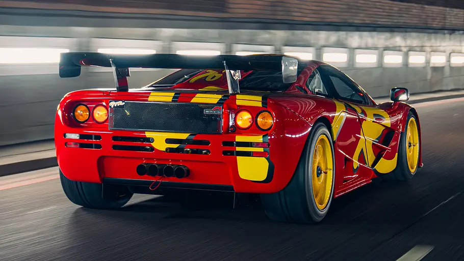 McLaren F1 GTR Der McLaren F1 GTR fahrend von schräg hinten