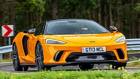 Blick von schräg vorne auf den fahrenden McLaren GTS (2024). - Foto: Frank Ratering