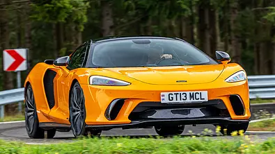 Blick von schräg vorne auf den fahrenden McLaren GTS (2024). - Foto: Frank Ratering